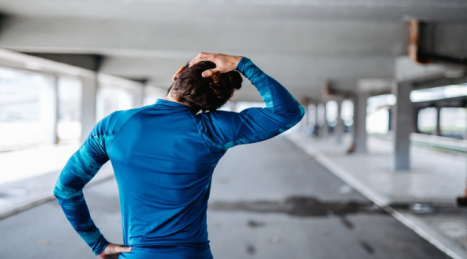 Stretching dinamico o statico: cosa conta davvero in una routine casalinga