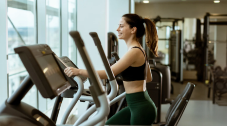 Circuiti total body o cardio leggero: quale ha più senso se vivi in appartamento