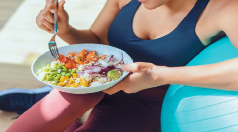 Mangiare prima di allenarti o no: da cosa dipende davvero