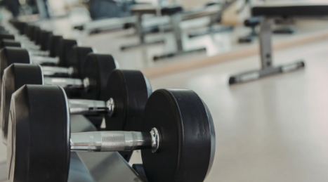 Panca e manubri entry-level o premium in appartamento: quali differenze senti davvero