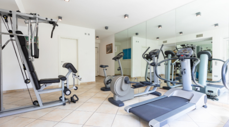 Une solution sur mesure est-elle plus ou moins performante qu'une configuration standard dans une salle de sport ?