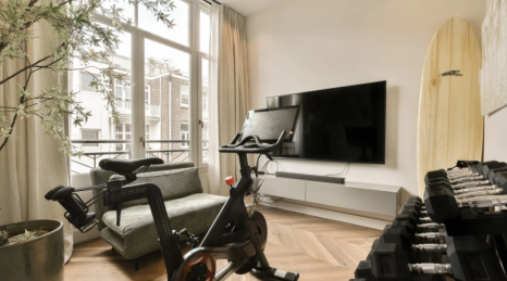 Wie man ein Fitnessstudio in einer Wohnung einrichtet, indem man dort, wo man es braucht, Standard und dort, wo man es wirklich braucht, Maßarbeit verwendet