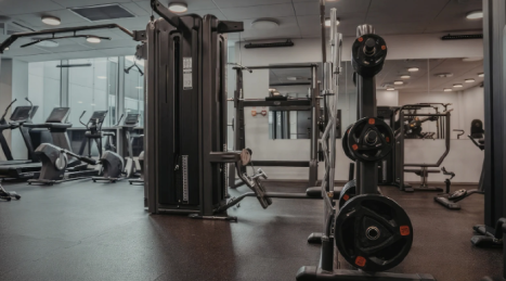 Quand est-il judicieux de choisir un équipement reconditionné plutôt qu'un équipement neuf dans un gymnase ?
