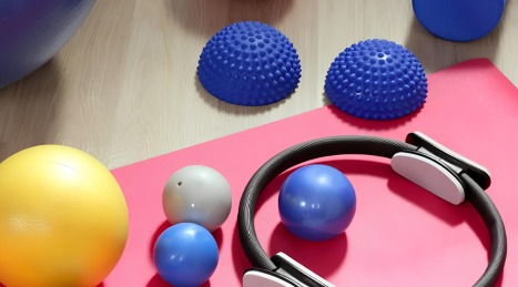 Guida agli accessori essenziali per Pilates a casa: rullo, palla e anello