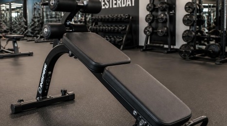 Banco de abdominales profesional: más allá de los crunches, cómo elegir el modelo adecuado