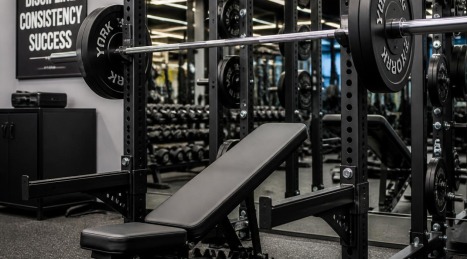 Banco de gimnasio con soporte para barra: seguridad y capacidad máxima