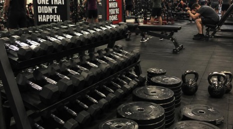 ¿Estación multifuncional o pesas libres? La ciencia del entrenamiento híbrido