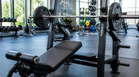 Banco plano frente a banco inclinado: ventajas del banco reclinable de gimnasio