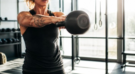 Los 5 mejores ejercicios con pesas rusas para la fuerza explosiva: guía para entrenadores de cross training
