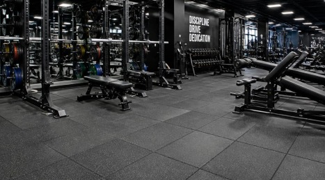 Mantenimiento del suelo del gimnasio: los tres errores que estropean el caucho y cómo evitarlos