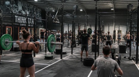 Suelos para centros de cross training: cómo elegir el grosor adecuado para la caída de la barra