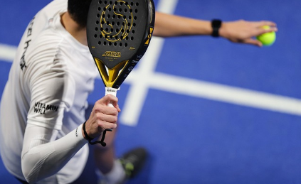 Pilates per tennisti e padel: potenza controllata e prevenzione gomito