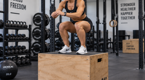 Plyo-Box im professionellen Fitnessstudio: Ausstattung des Functional-Bereichs