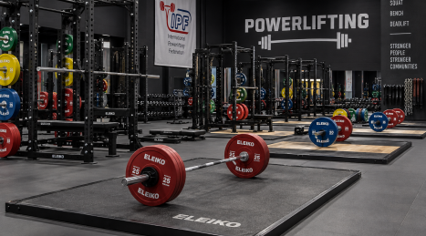 Attrezzatura powerlifting in palestra professionale: layout, piattaforme e stoccaggio