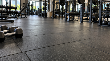 Suelo amortiguador en un gimnasio profesional: guía sobre la base, la instalación y la acústica