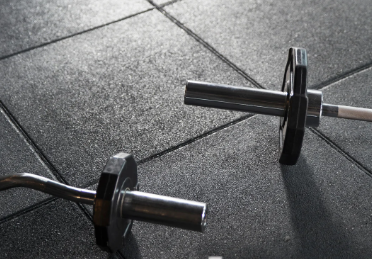 Pavimento gommato o parquet sportivo? Confronto tecnico