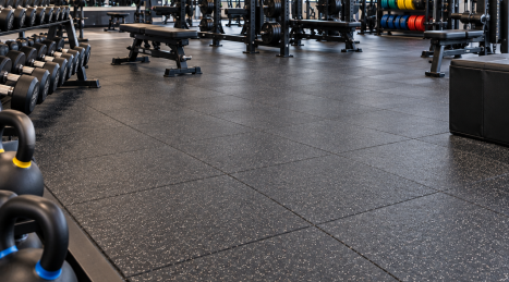 Suelo amortiguante para exteriores en un gimnasio profesional: drenaje, instalación y pliego de condiciones