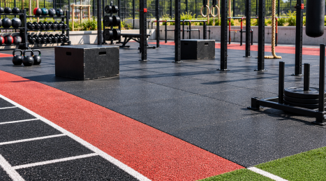 Mantenimiento de suelos deportivos al aire libre: guía sobre pavimentos amortiguantes para exteriores
