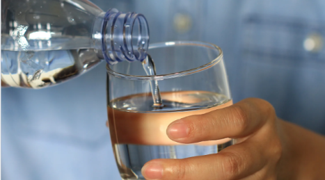 Cómo beber más agua ayuda a perder peso