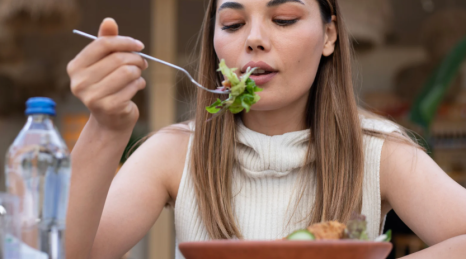 Perché mangiare lentamente migliora la salute