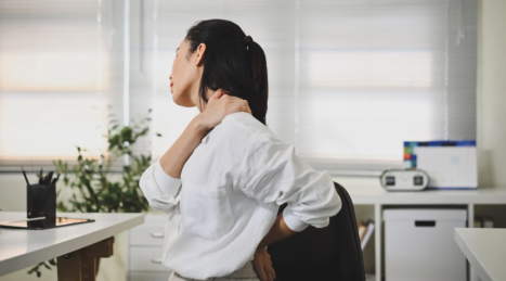 Spalle rigide da stress: micro-pause di 3 minuti mentre lavori