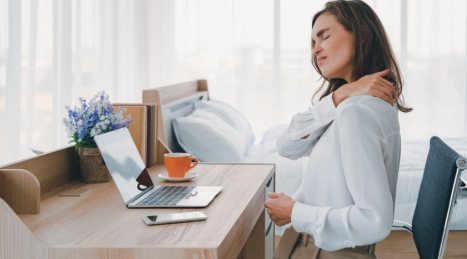 Spalle e collo sempre contratti? Come distinguere stress da problema meccanico