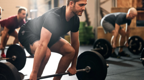 Dolore alla schiena dopo aver sollevato un peso: cosa fare nelle prime 24 ore