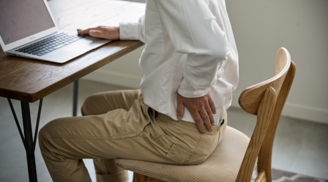 La micro-routine anti-schiena bloccata da ufficio