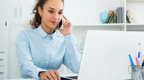 Micro-mobilità da scrivania per evitare il collasso posturale