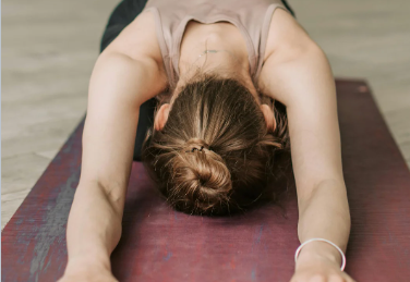 Stretching attivo per chi non riesce a toccarsi le punte dei piedi