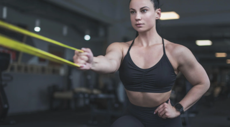 Mobilità dinamica delle spalle con elastico