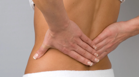 La routine salva-schiena per chi solleva pesi quotidianamente