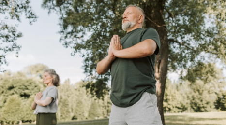 Esercizi essenziali per over 60 con schiena rigida