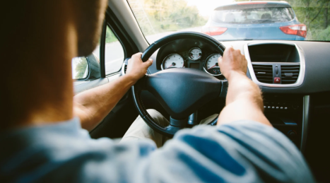 Postura alla guida: come regolare sedile e volante per non arrivare distrutto a fine giornata