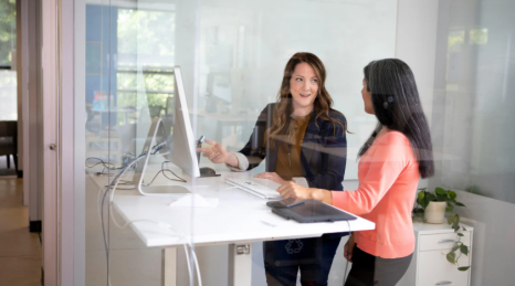 Standing desk e postura: come usare la postazione in piedi senza distruggersi gambe e schiena
