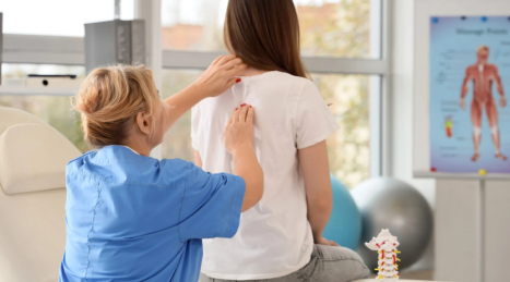 Postura e scoliosi lieve: cosa può aiutare e cosa non spetta all’allenamento