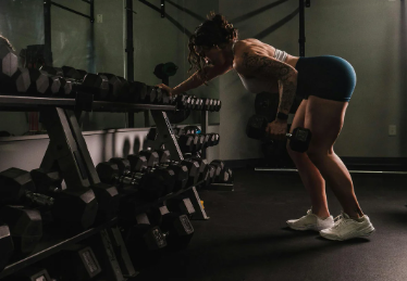 Postura corretta in piedi quando sollevi pesi nella vita quotidiana (spesa, bambini, scatoloni)