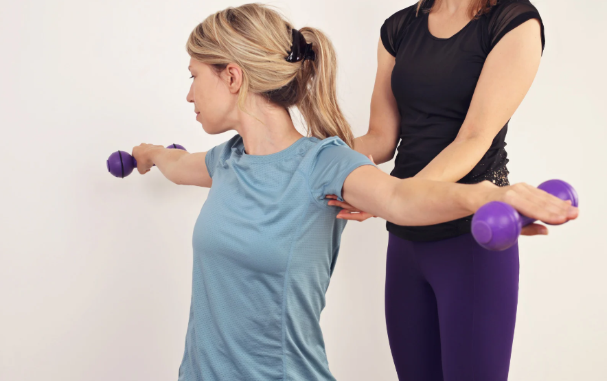 Stretching spalle e pettorali per chi fa dip zavorrati