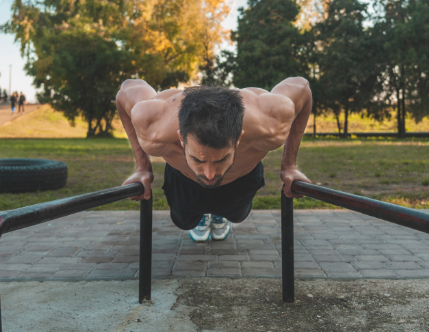 Attrezzi essenziali per iniziare Streetlifting a casa: cosa serve davvero