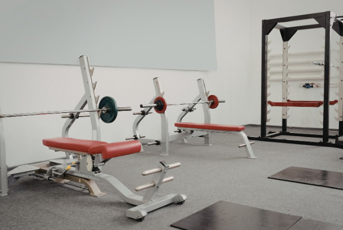 Panca Riabilitativa vs Panca Fitness: Le Differenze che Contano