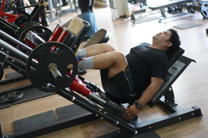 Pressa Orizzontale vs Verticale: Quale Scegliere per la Riabilitazione Motoria?