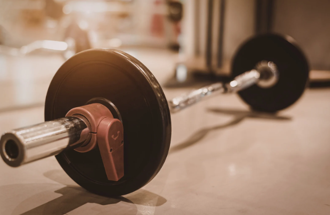 Bilanciere olimpico, EZ o trap bar: quale scegliere in base al tuo allenamento