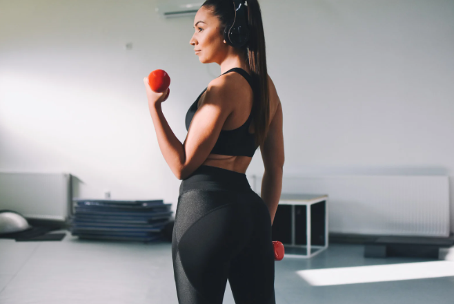 Allenarsi a casa se lavori tutto il giorno seduto: cosa conta davvero