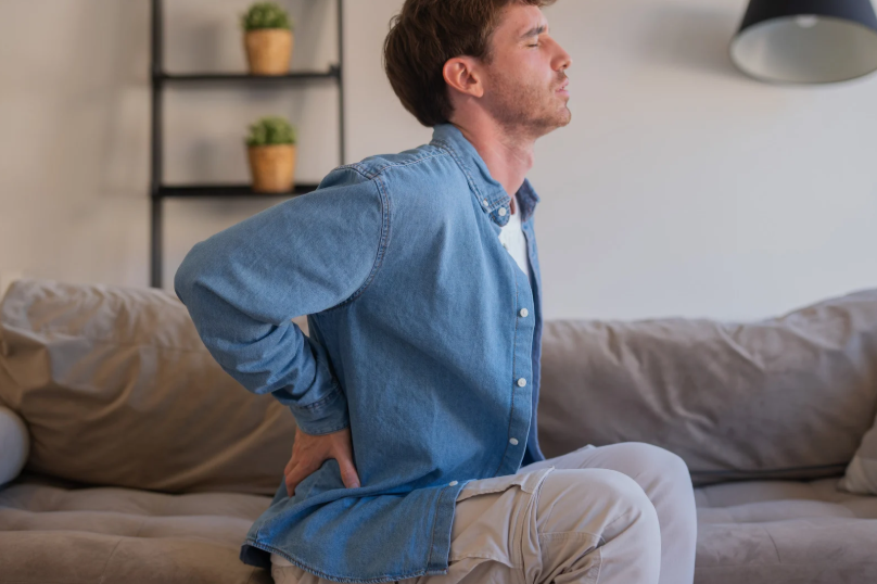 Schiena e anche rigide dopo il lavoro: cosa conta davvero prima di allenarti a casa