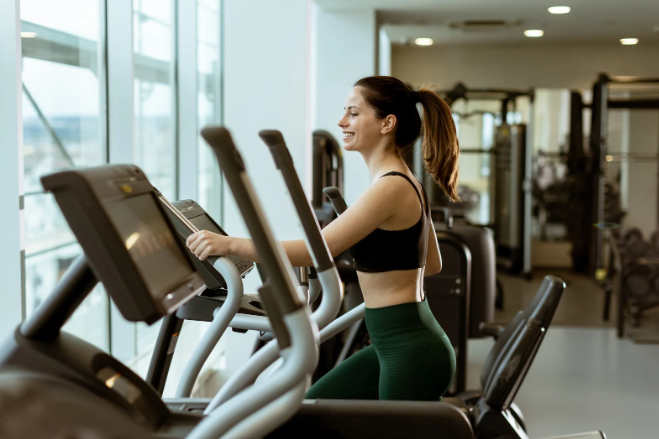 Circuiti total body o cardio leggero: quale ha più senso se vivi in appartamento