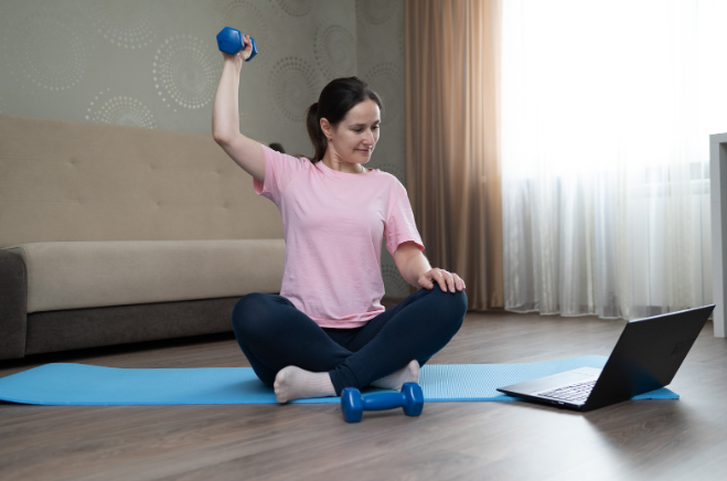 Come scegliere mini-abitudini realistiche se lavori tutto il giorno e ti alleni a casa