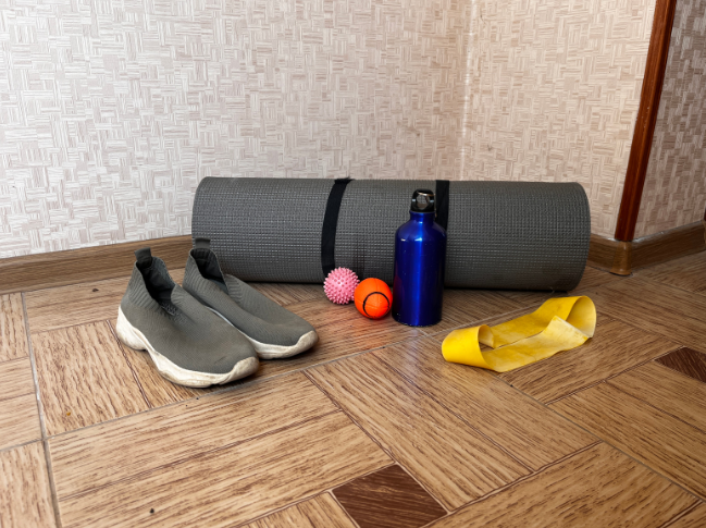 Quale attrezzatura minima serve davvero per allenarti a casa se l'obiettivo è perdere peso