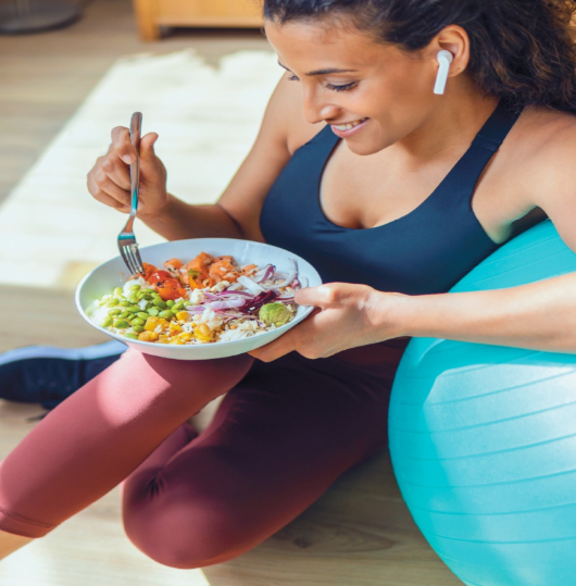 Mangiare prima di allenarti o no: da cosa dipende davvero