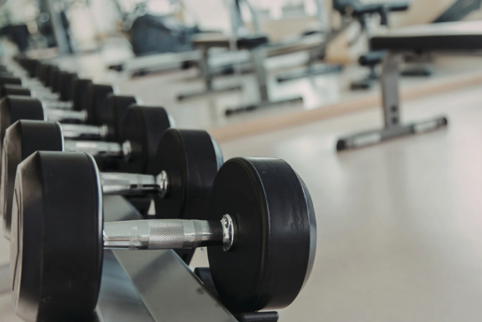 Panca e manubri entry-level o premium in appartamento: quali differenze senti davvero