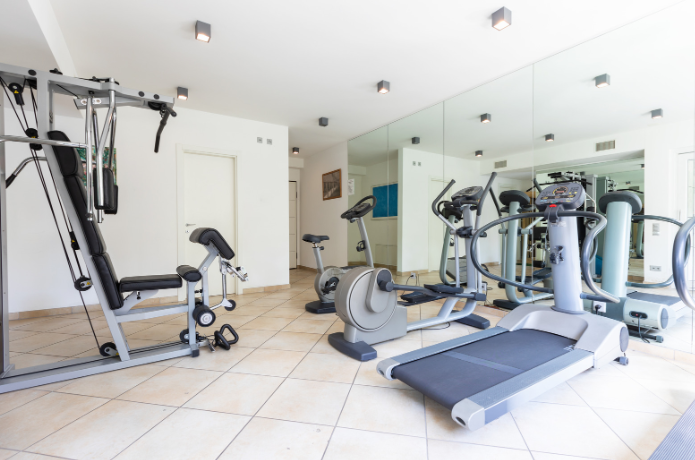 Une solution sur mesure est-elle plus ou moins performante qu'une configuration standard dans une salle de sport ?